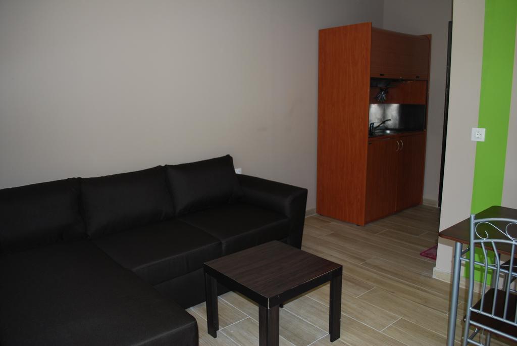 Family House Emerald Apartment *